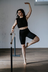 Obraz premium Dunkelhaarige, sportliche Frau turnt am Barren