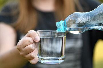 Fototapeta Woda mineralna wlewana do przezroczystej szklanki obraz
