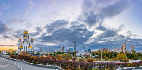 Obraz premium Temple in autumn in beautiful orange sunset light. Temple on Blood, Yekaterinburg, Russia