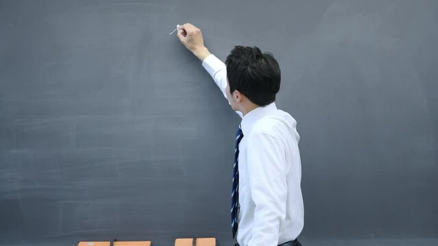 教室で授業する教師	