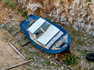 In einem Steinbruch entsorgtes Fischerboot