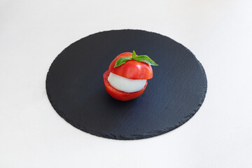 caprese, mozzarella, pomodoro, ed, erbe, aromatiche, origano, e, basilico, insalata, perfetta, gustare, estate, di, bufala, pomodori, cuore, bue, tricolore, bandiera, sicilia, sud, stile, italia, clas