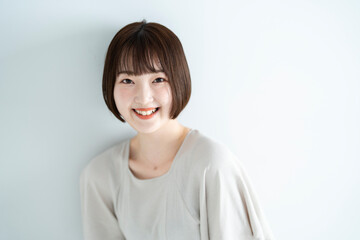 爽やかなショートカットの女性