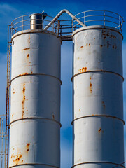 Alte und rostige Baumaschinen