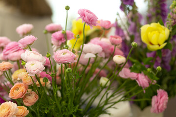 The process of creating a floral composition. Composition from kenzan. Floristic courses. Study of floristry. Rest and relaxation while creating bouquets from farm flowers.