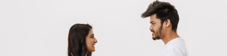 Obraz premium East asian young man and woman smiling and posing with gift box