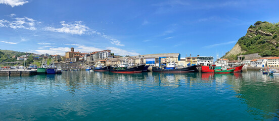 Fototapeta na wymiar getaria panorámica puerto barcos de pesca amarrados país vasco IMG_1635-as23