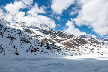Fototapeta na wymiar The frozen lake Bianco at the Bernina pass