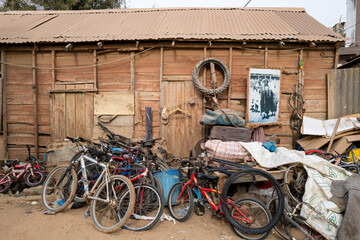 un vendeur de bicyclette du quartier populaire de Ouakam dans la banlieue de Dakar au Sénégal en...