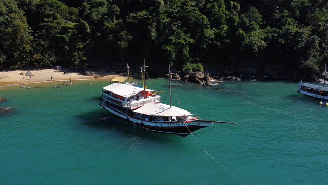 Escuna em ilha de Paraty - RJ