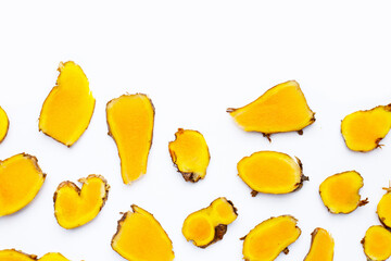 Naklejka premium Phlai slices, Cassumumr ginger or zingiber montanum on white background.