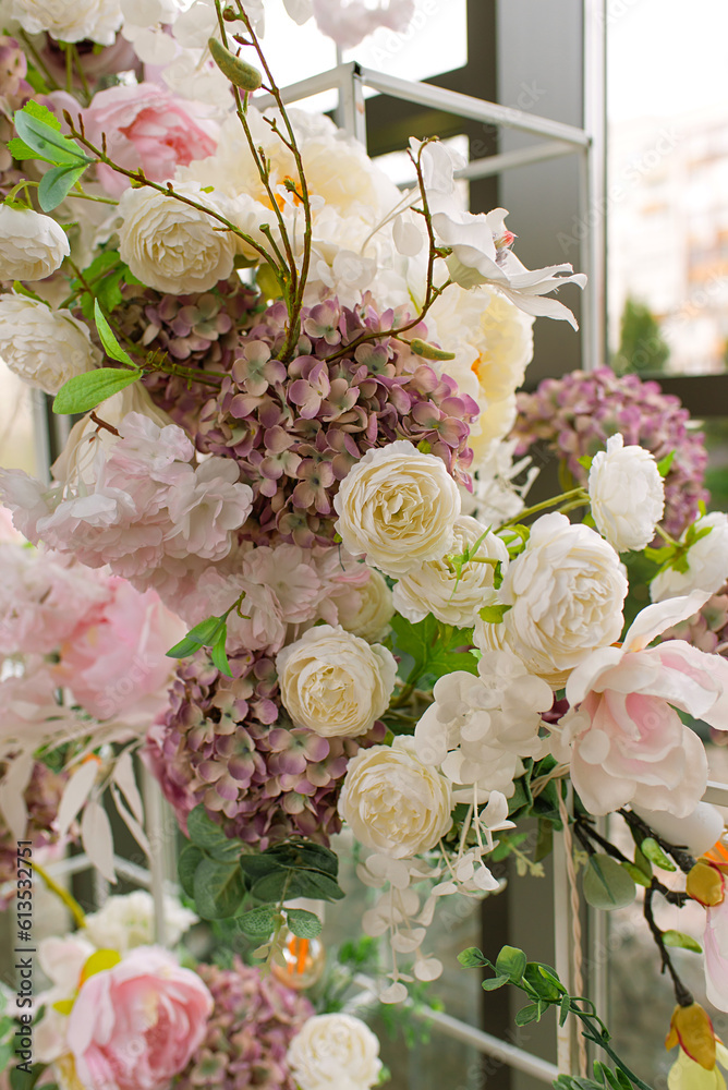 Poster Beautiful flower decorations at restaurant or ceremony on wedding