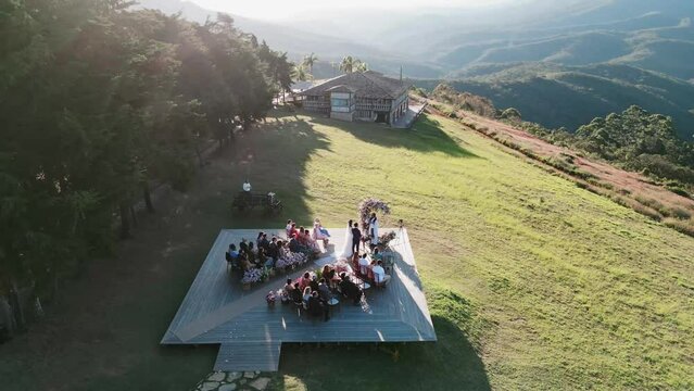 Cerim&ocirc;nia de casamento ao ar livre
