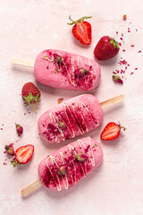 creamy berries popsicles - 613546781