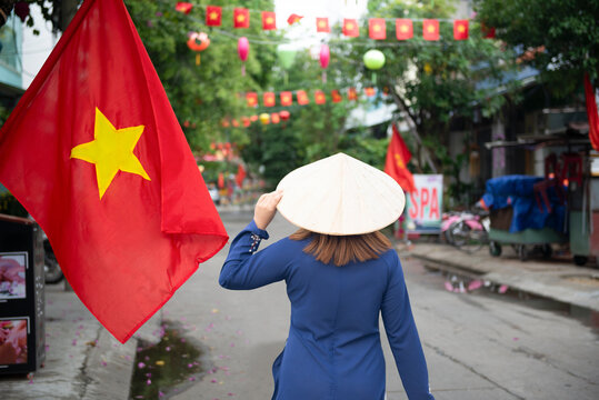 Tourist woman is traveling and sightseeing at Old Town Hoi An in Vietnam.