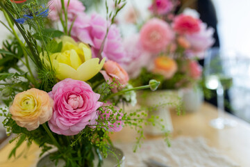 The process of creating a floral composition. Composition from kenzan. Floristic courses. Study of floristry. Rest and relaxation while creating bouquets from farm flowers.