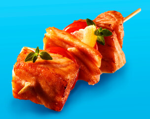Grillspiess mit Tomaten und Fleisch
