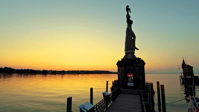 Zeitrafferaufnahme des morgentlichen D&auml;mmerung bei der Imperia Statue, dem Hafenwahrzeichen. Bodensee, Konstanz, Baden-W&uuml;rttemberg, Deutschland, Europa.