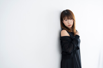 黒いワンピースの女性