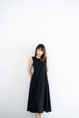 黒いワンピースの女性