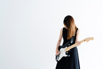 エレキギターを弾く女性