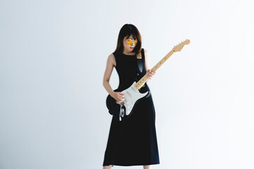 エレキギターを弾く女性