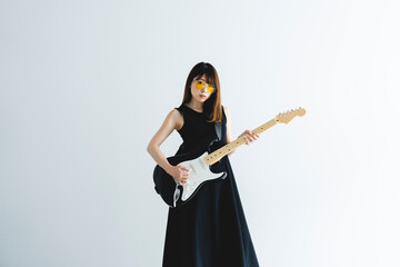 エレキギターを弾く女性