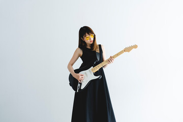 エレキギターを弾く女性