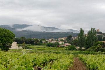 Fototapeta na wymiar Village de Sablet avant la pluie - Vaucluse - France