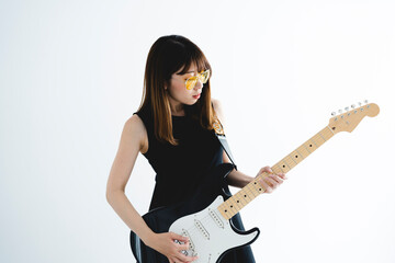 エレキギターを弾く女性