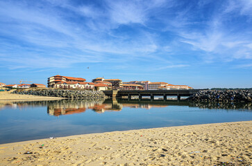 Obraz premium Vieux-Boucau is a village and tourist destination that develops around a sea lake, surrounded by dunes and beaches that form the typical landscape of the Landes region in France