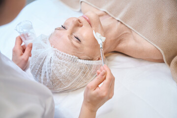 Obraz na płótnie Canvas Close up of female beautician preparing for cosmetology procedure
