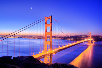 Fototapeta na wymiar Golden Gate Bridge at dawn