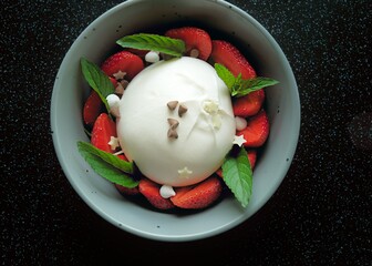 ser brata z truskawkami i kawałkami czekolady © Fotosylwester