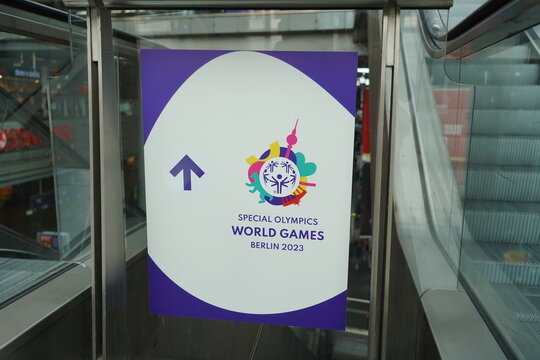 Ausschilderung f&uuml;r die Special Olympics World Games Berlin 2023 im Hauptbahnhof von Berlin am 13.06.2023