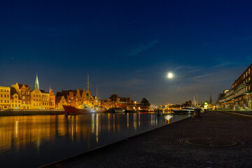 Fototapeta na wymiar Lübeck bei Nacht