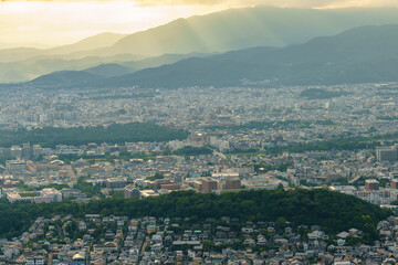 夕日の光芒に照らされる京都の街並み