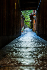 裏道へと続く石畳でできた細い路地　京都
