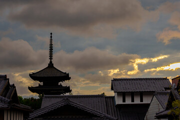 京都の伝統的な街並みと八坂の塔(五重塔)と夕日