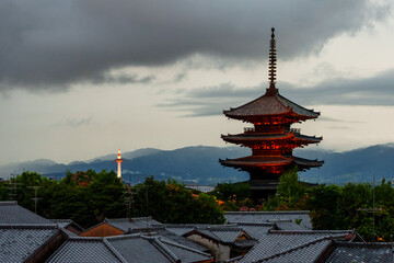 Fototapeta premium ライトアップされた八坂の塔(五重塔)と京都タワーと京都の伝統的な街並み