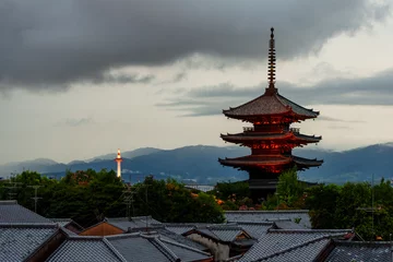 Foto op Plexiglas ライトアップされた八坂の塔(五重塔)と京都タワーと京都の伝統的な街並み © sunrising4725