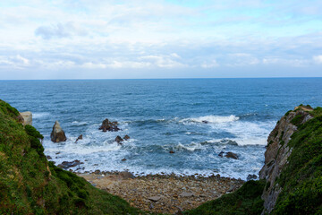 波が打ち寄せる海岸と水平線