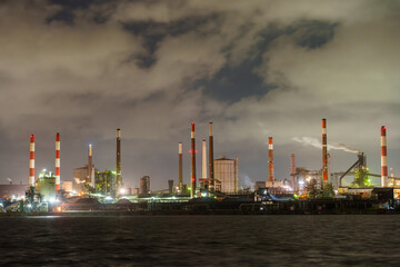 海辺の工業地帯の工場夜景