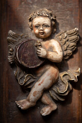 angelito con alas adosado a caja de madera barroca lleno de polvo, olvidado.