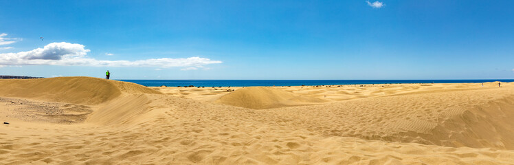 Fototapeta na wymiar Dünen von Maspalomas, an der atlantischen Küste der Insel Gran Canaria in Spanien, ein Panorama.