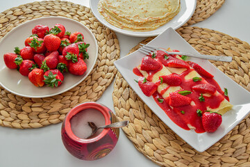 Naleśniki z truskawkami, truskawki, fotografia kulinarna. Pancakes with strawberries, strawberries, culinary photography. - obrazy, fototapety, plakaty