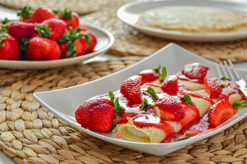 Naleśniki z truskawkami, truskawki, fotografia kulinarna. Pancakes with strawberries, strawberries, culinary photography. - obrazy, fototapety, plakaty