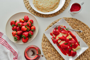 Naleśniki z truskawkami, truskawki, fotografia kulinarna. Pancakes with strawberries,...