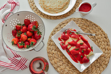 Naleśniki z truskawkami, truskawki, fotografia kulinarna. Pancakes with strawberries, strawberries, culinary photography.
