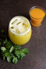 Zumo de exprimido de apio y limon